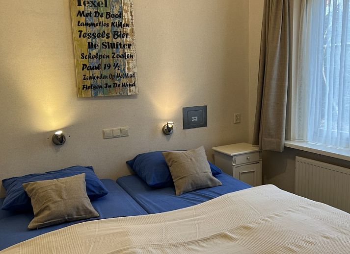 Gezellige woonkamer van Koetshuis vakantiehuis in De Koog, Texel met comfortabele banken en uitzicht op de natuur van de Waddeneilanden.