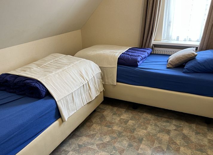 Gezellige woonkamer van Koetshuis vakantiehuis in De Koog, Texel met comfortabele banken en rustieke inrichting voor een ontspannen verblijf.