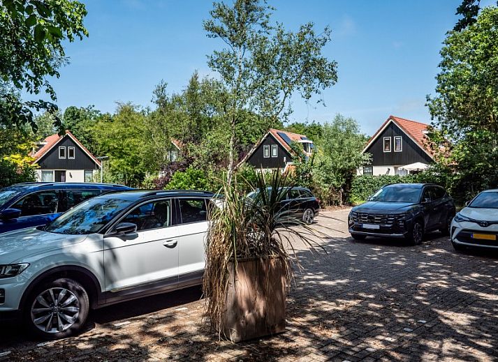 Gezellige woonkamer in Koetshuis vakantiehuis, De Koog Texel, met comfortabele zithoek en rustieke inrichting op de Waddeneilanden.