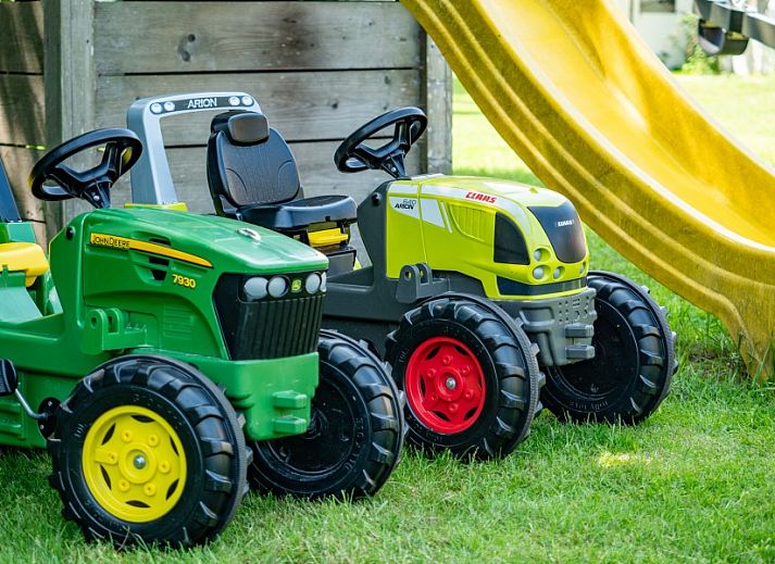 Gezellige woonkamer in Koetshuis vakantiehuis, De Koog Texel, met comfortabele zithoek en rustieke inrichting op de Waddeneilanden.