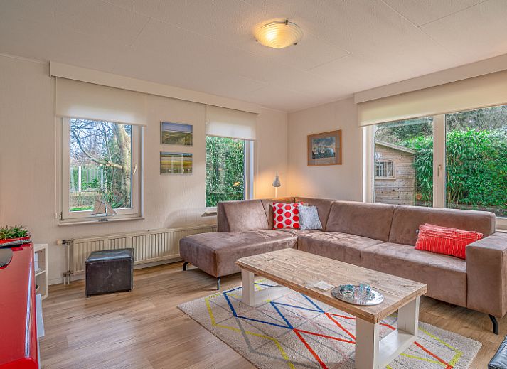 Ferienhaus Kamperfoelie 29 in De Koog Texel mit sonniger Terrasse und gruenem Garten.