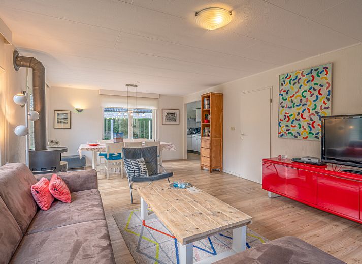 Ferienhaus Kamperfoelie 29 in De Koog Texel mit sonniger Terrasse und gruenem Garten.