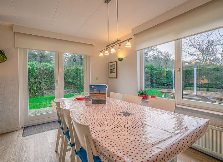 Eingang zum Ferienhaus Honeysuckle 29 in De Koog Texel, umgeben von Natur.