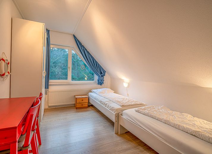 Gemuetliches Wohnzimmer des Ferienhauses Kamperfoelie 29 in De Koog Texel mit viel Licht.