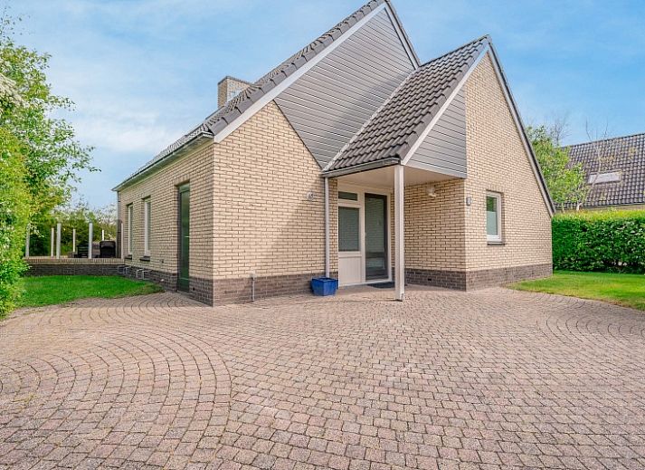 Vakantiehuis Kamperfoelie 51 in De Koog, Texel met uitzicht op groene tuin en waterpartij.