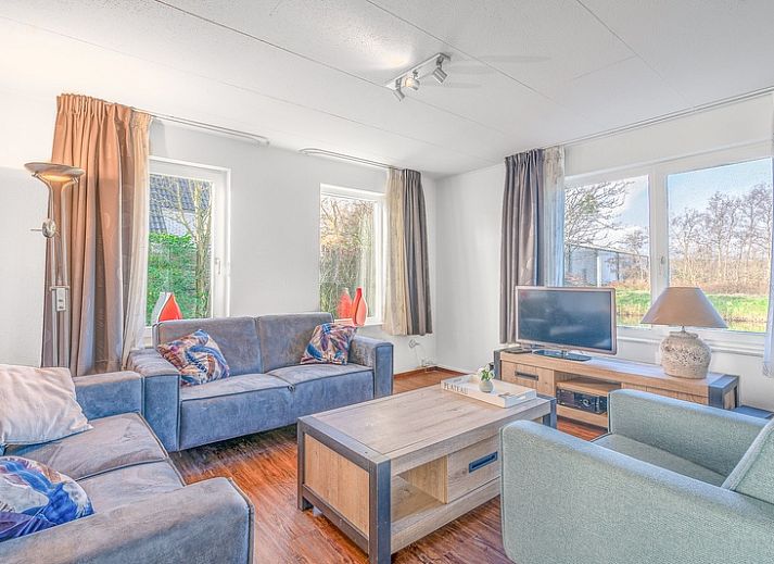 Vakantiehuis Kamperfoelie 51 in De Koog, Texel met uitzicht op groene tuin en waterpartij.