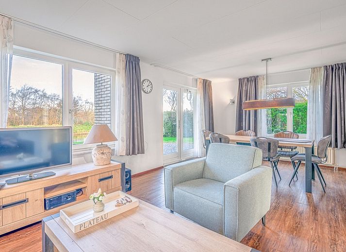 Vakantiehuis Kamperfoelie 51 in De Koog, Texel met uitzicht op groene tuin en waterpartij.