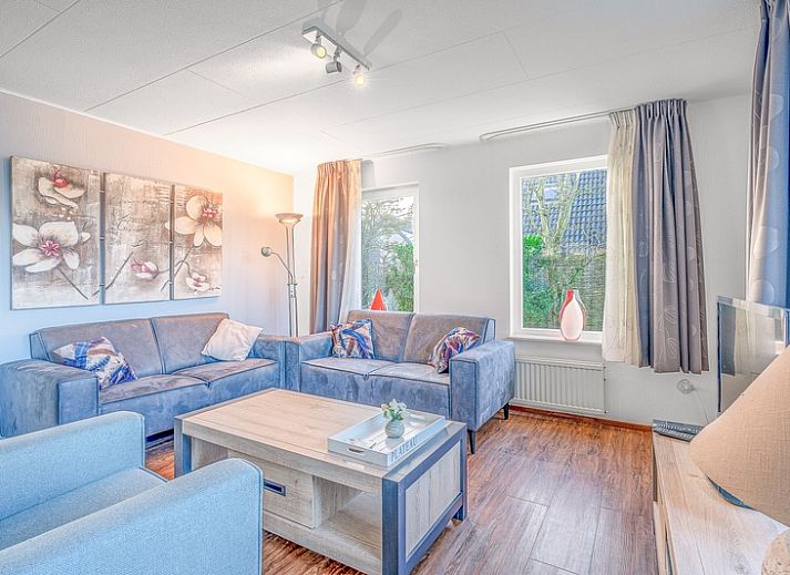 Vakantiehuis Kamperfoelie 51 in De Koog, Texel met uitzicht op groene tuin en waterpartij.