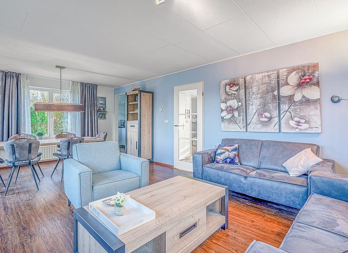 Entree van Vakantiehuis Kamperfoelie 51 in De Koog, Texel met ruime oprit en moderne architectuur.