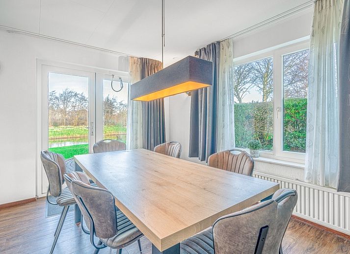 Entree van Vakantiehuis Kamperfoelie 51 in De Koog, Texel met ruime oprit en moderne architectuur.