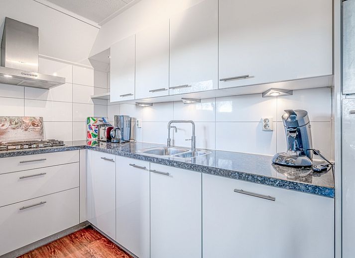 Entree van Vakantiehuis Kamperfoelie 51 in De Koog, Texel met ruime oprit en moderne architectuur.