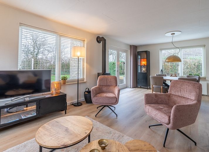 Terrasse und gruene Umgebung im Ferienhaus Honeysuckle 33 in De Koog, Texel.