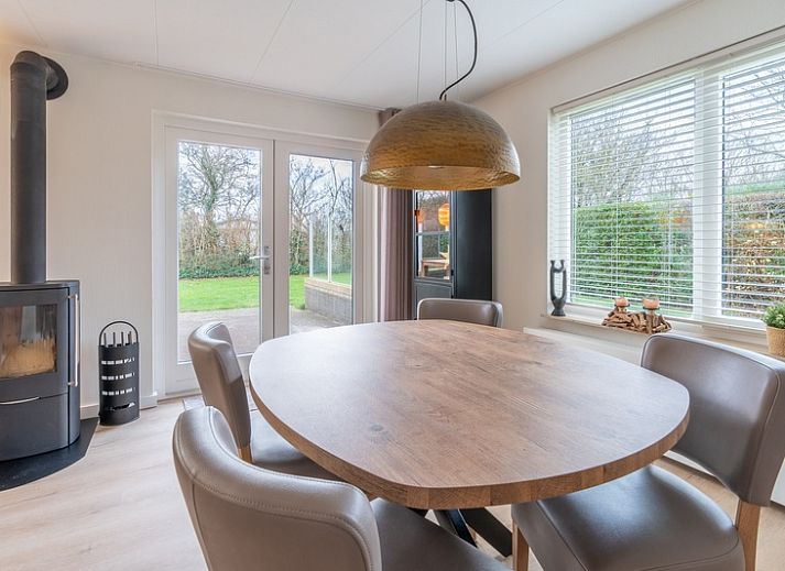 Terrasse und gruene Umgebung im Ferienhaus Honeysuckle 33 in De Koog, Texel.