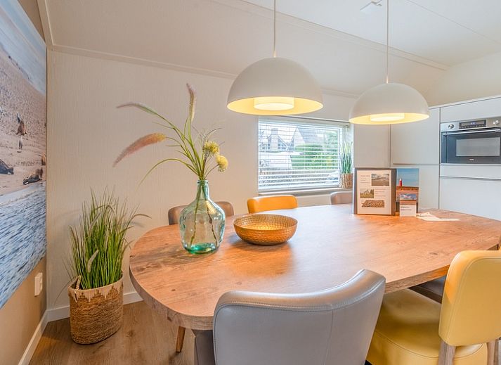 Terrasse und gruene Umgebung im Ferienhaus Honeysuckle 33 in De Koog, Texel.