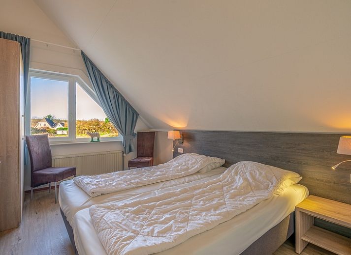 Gezellige woonkamer van Vakantiehuis Kamperfoelie 63, De Koog, Texel met comfortabele banken.