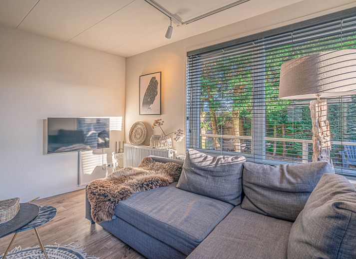 Ruim terras bij Appartement Zee van Tijd in De Koog, Texel met comfortabele ligstoelen en moderne uitstraling.