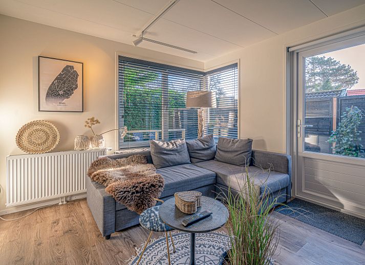 Ruim terras bij Appartement Zee van Tijd in De Koog, Texel met comfortabele ligstoelen en moderne uitstraling.