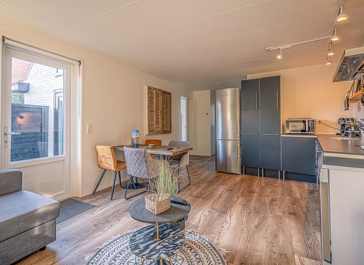 Ruim terras bij Appartement Zee van Tijd in De Koog, Texel met comfortabele ligstoelen en moderne uitstraling.