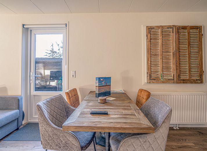 Ruim terras bij Appartement Zee van Tijd in De Koog, Texel met comfortabele ligstoelen en moderne uitstraling.