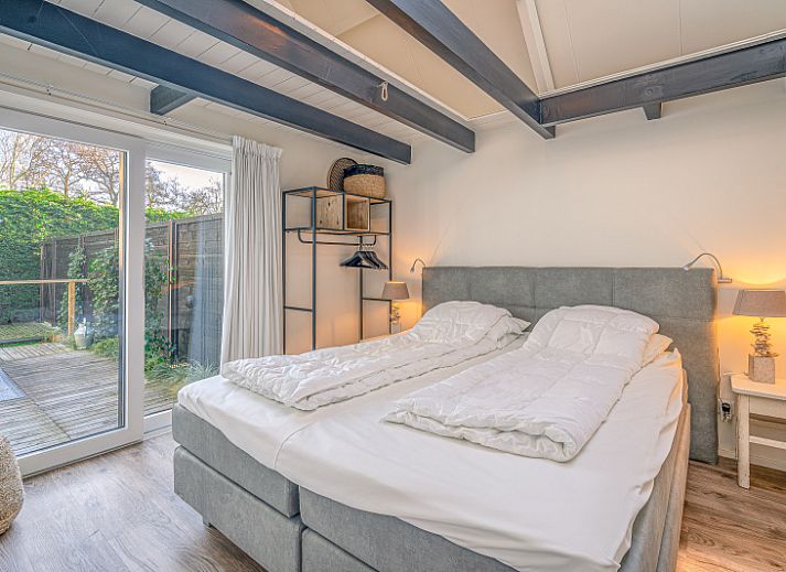 Gezellige woonkamer in Appartement Zee van Tijd, De Koog, Texel met comfortabele bank en natuurlijke lichtinval.