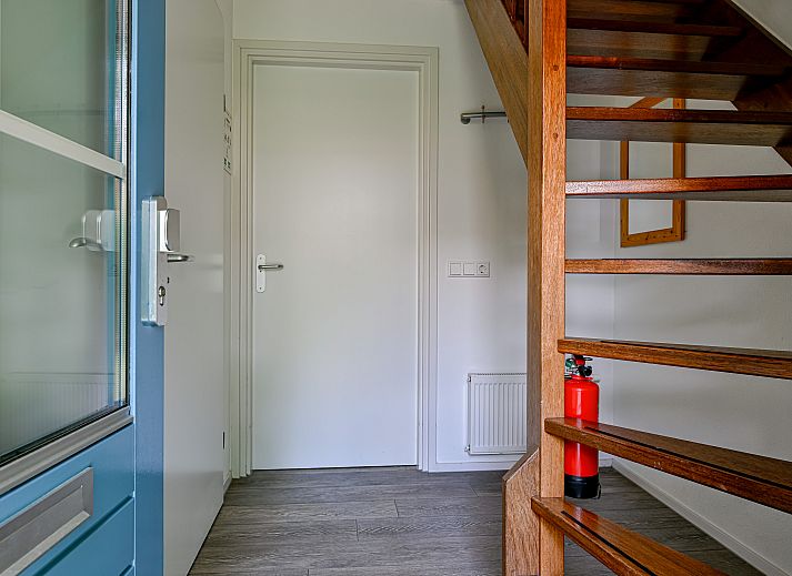 Luftaufnahme eines freistehenden Hauses in De Koog, Texel, umgeben von Natur und mit Blick auf die Wattenmeerkste.