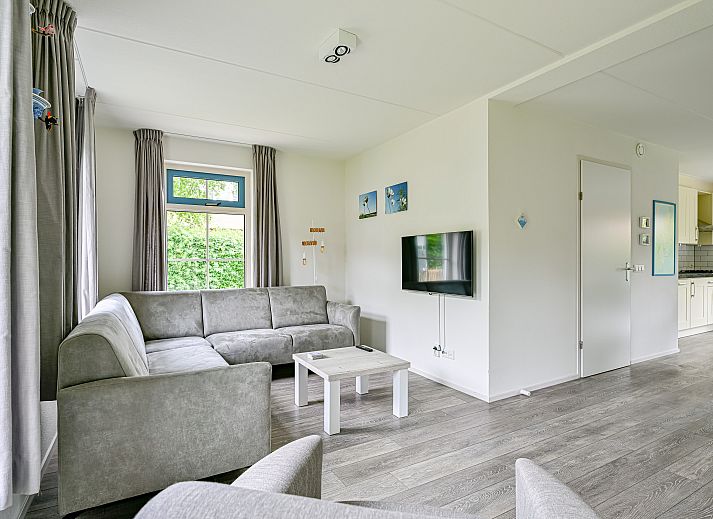 Luftaufnahme eines freistehenden Hauses in De Koog, Texel, umgeben von Natur und mit Blick auf die Wattenmeerkste.