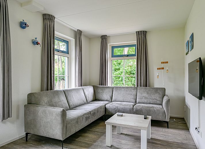 Luftaufnahme eines freistehenden Hauses in De Koog, Texel, umgeben von Natur und mit Blick auf die Wattenmeerkste.