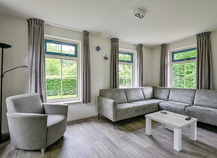 Luftaufnahme eines freistehenden Hauses in De Koog, Texel, umgeben von Natur und mit Blick auf die Wattenmeerkste.