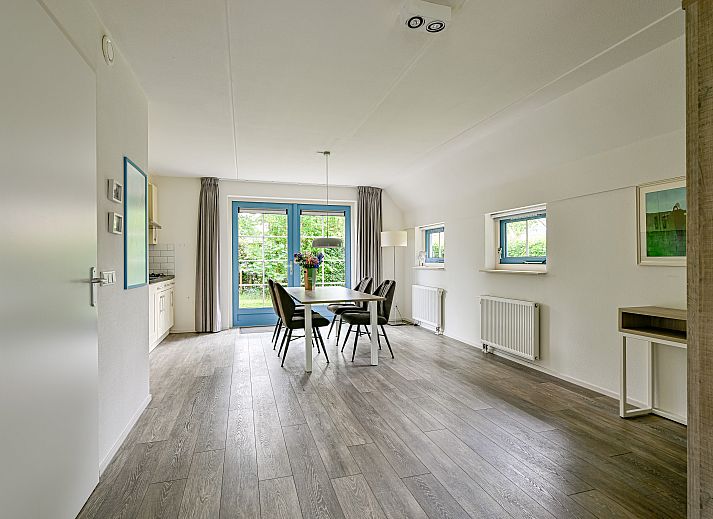 Eingang zum freistehenden Haus in De Koog auf Texel, umgeben von grner Natur und ruhiger Umgebung auf den Watteninseln.