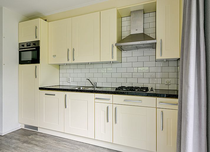 Eingang zum freistehenden Haus in De Koog auf Texel, umgeben von grner Natur und ruhiger Umgebung auf den Watteninseln.