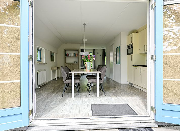 Freistehendes Haus in De Koog auf Texel, umgeben von viel Grn und mit einer groen Terrasse, ideal fr einen erholsamen Aufenthalt auf den Watteninseln.
