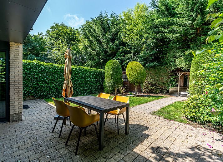 Zilte Bries vakantiehuis met terras in De Koog, Texel omringd door groen.