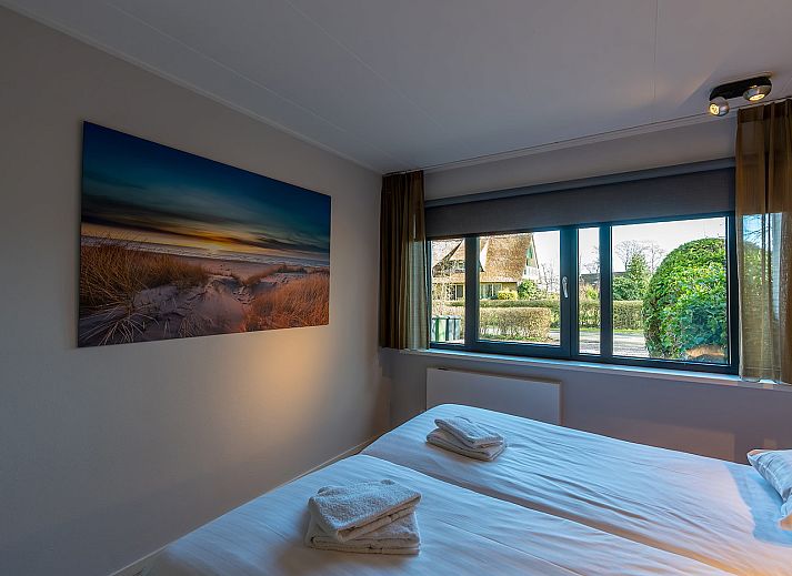 Moderne woonkamer van Zilte Bries vakantiehuis in De Koog, Texel met comfortabele zithoek.