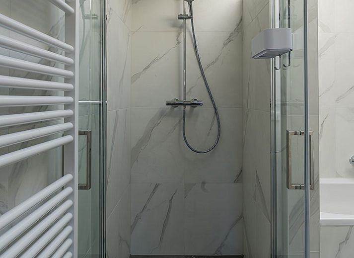 Moderne woonkamer van Zilte Bries vakantiehuis in De Koog, Texel met comfortabele zithoek.