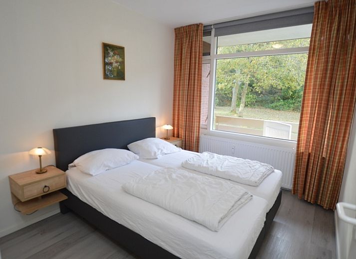 Lichte woonkamer van Appartement Kerckeland 20, De Koog, Texel met uitzicht op de groene omgeving.