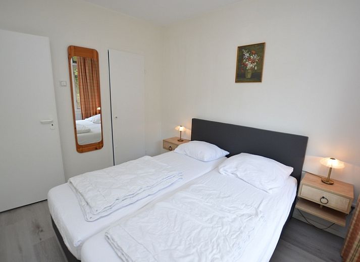 Ruime binnenruimte in Appartement Kerckeland 20, De Koog, Texel met moderne meubels en grote ramen.