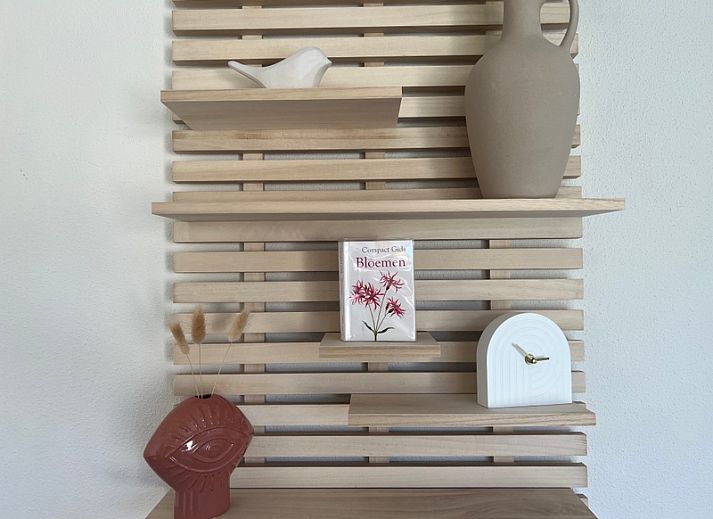 Gezellige woonkamer in De Duinroos vakantiehuis, De Koog, Texel met comfortabele zitruimte.