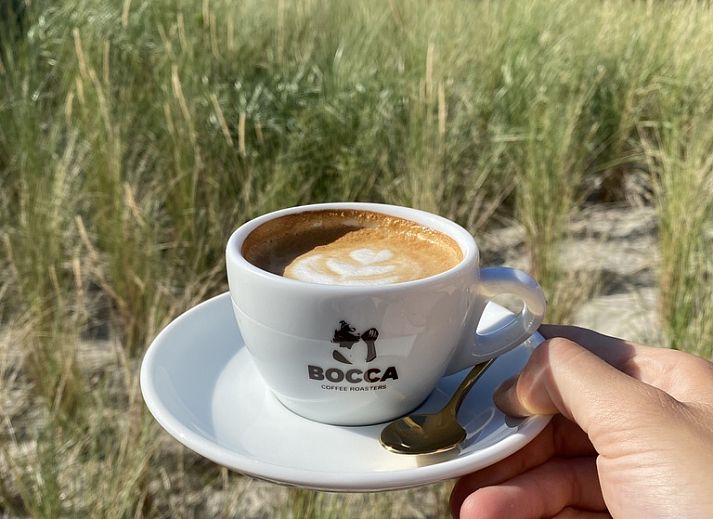 Gezellige woonkamer in De Duinroos vakantiehuis, De Koog, Texel met comfortabele zitruimte.