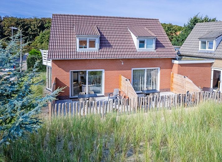 Gezellige woonkamer in De Duinroos vakantiehuis, De Koog, Texel met comfortabele zitruimte.