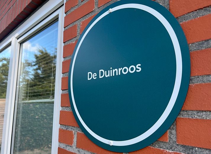 Stijlvolle zithoek in De Duinroos, Texel, met moderne inrichting en natuurlijke lichtinval.