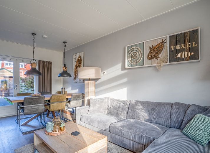 De Bosruiter vacation home in De Koog, Texel with an inviting facade and front garden.