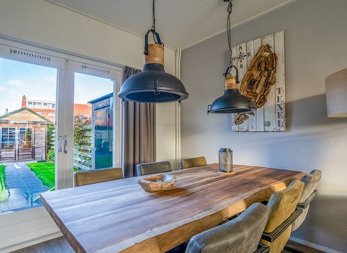 De Bosruiter vacation home in De Koog, Texel with an inviting facade and front garden.