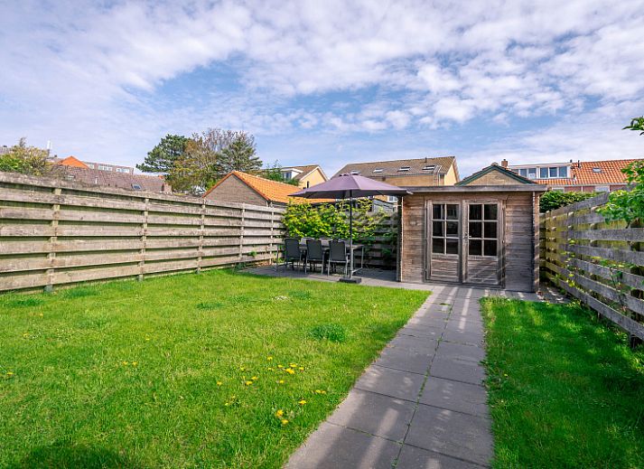 Spacious dining room in De Bosruiter, vacation home in De Koog, Texel with modern dining table and chairs.