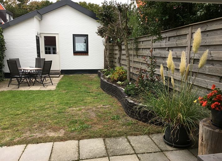 Gemuetliches Wohnzimmer im Ferienhaus Jutter, De Koog, Texel mit Blick auf die Natur.