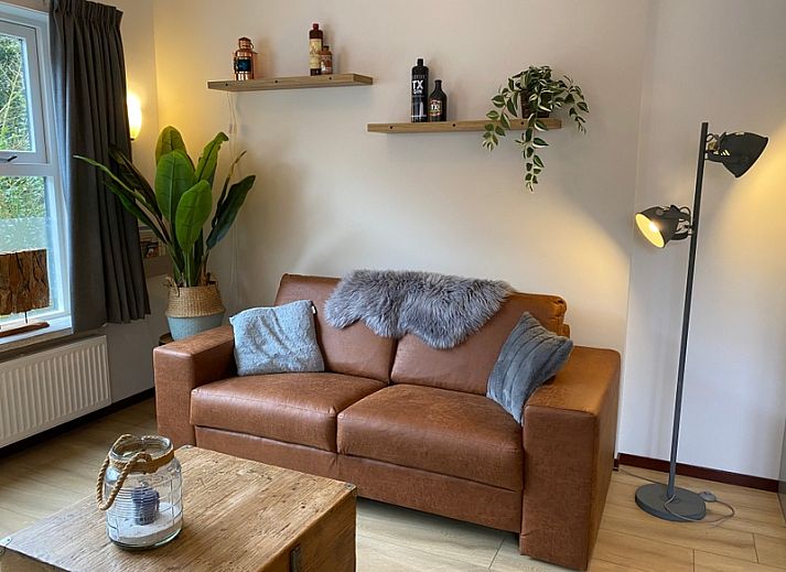 Geraeumige Terrasse am Ferienhaus Jutter in De Koog, Texel, ideal zum Entspannen.