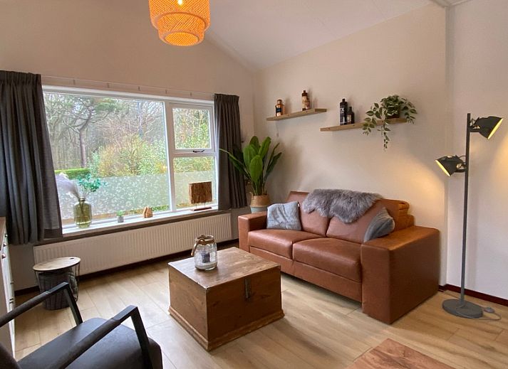 Geraeumige Terrasse am Ferienhaus Jutter in De Koog, Texel, ideal zum Entspannen.