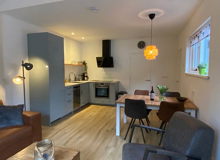 Geraeumige Terrasse am Ferienhaus Jutter in De Koog, Texel, ideal zum Entspannen.