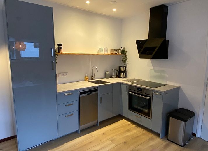 Geraeumige Terrasse am Ferienhaus Jutter in De Koog, Texel, ideal zum Entspannen.