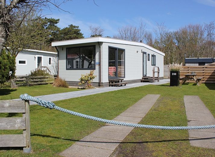 Chalet Bregkoog 208, een charmante vakantiewoning in De Koog, Texel, omgeven door groene tuinen en rustgevende natuur.
