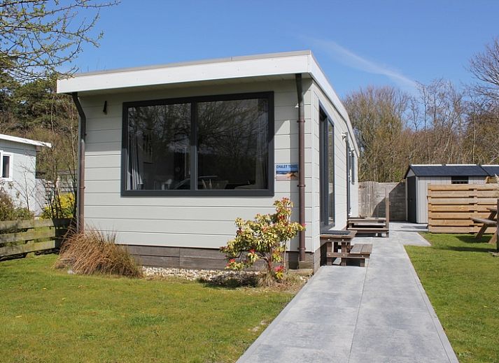 Chalet Bregkoog 208, een charmante vakantiewoning in De Koog, Texel, omgeven door groene tuinen en rustgevende natuur.